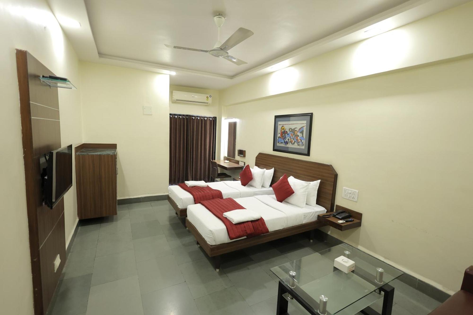 Hotel Hospice Surat Exterior photo